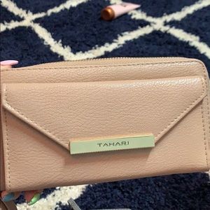 Tahari wallet